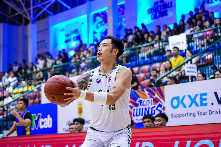 Tâm Đinh tập trung chỉnh thước ngắm cho pha ba điểm. (Ảnh: VBA)