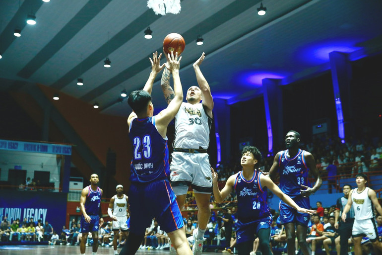 Tim Waale giúp Saigon Heat cải thiện hiệu suất dứt điểm cận rổ. (Ảnh: VBA)