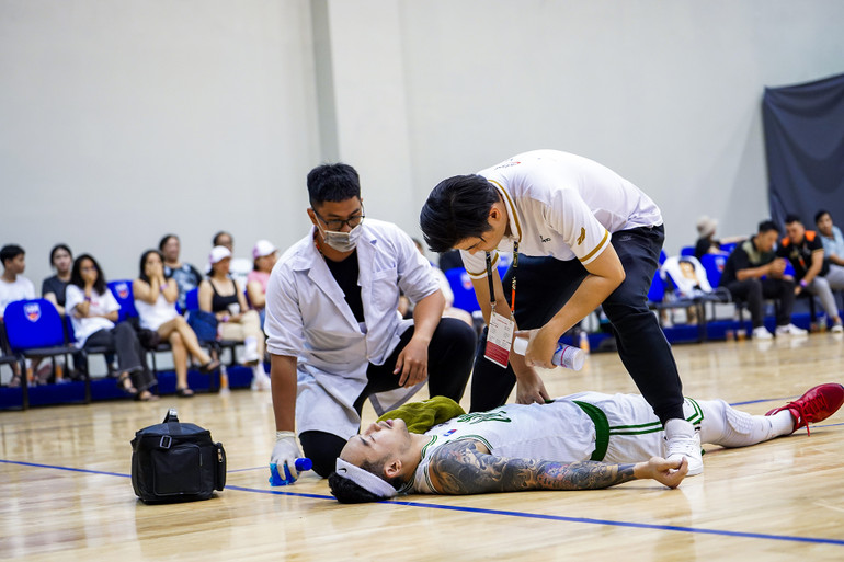 Đinh Thanh Tâm nằm bất động sau va chạm mạnh ở khu vực cận rổ. (Ảnh: VBA)