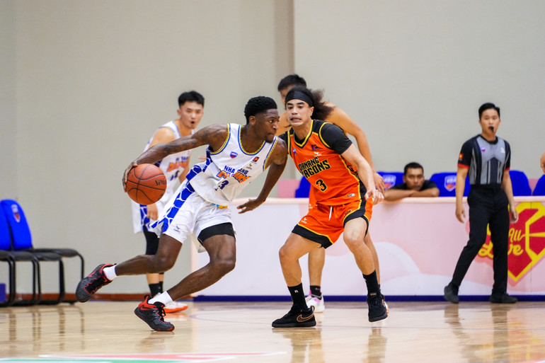 Joe Mvuezolo dẫn bóng đột phá. (Ảnh: VBA)