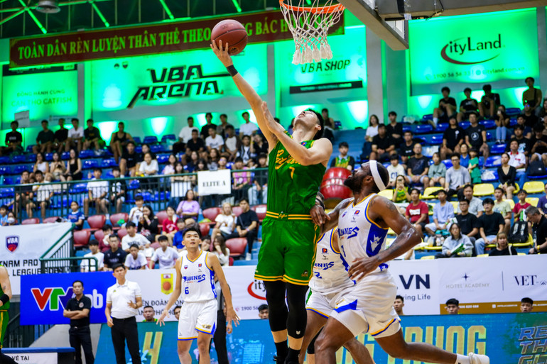 Đặng Thái Hưng xoay người dứt điểm dưới rổ. (Ảnh: VBA)