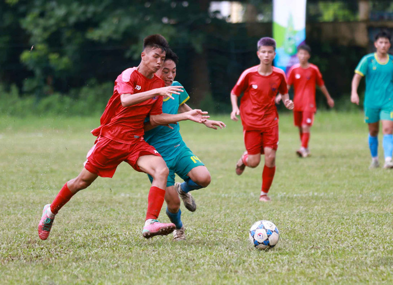 Các cầu thủ bóng đá nam thi đấu hết sức mình.