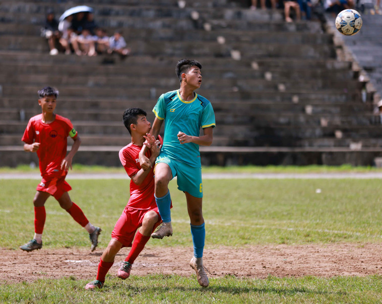 Những đường bóng đẹp được tạo ra trên sân vận động.