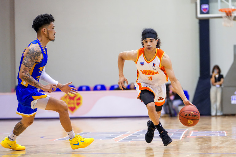 Bryan Nguyễn dần bắt nhịp và hòa nhập với các đồng đội Danang Dragons. (Ảnh: VBA)