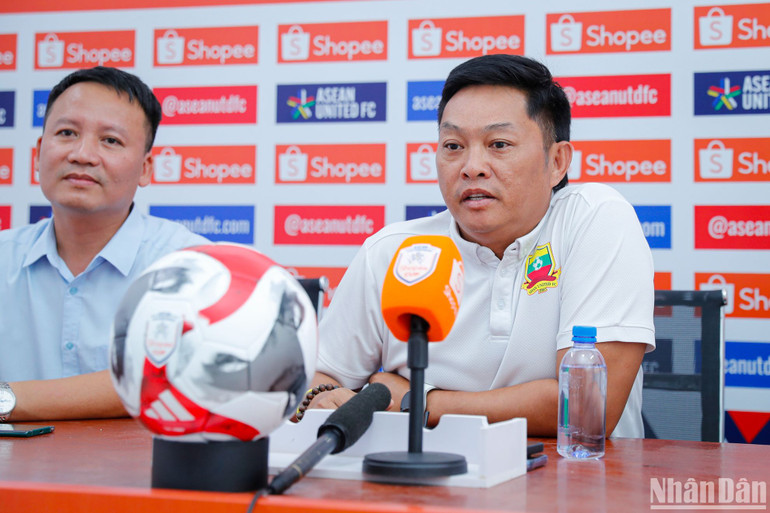 Huấn luyện viên trưởng Myo Hlaing Win của Shan United tại buổi họp báo. (Ảnh: SƠN TÙNG)