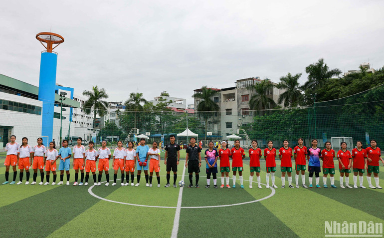 Các trọng tài cùng các cầu thủ ở bộ môn bóng đá nữ.