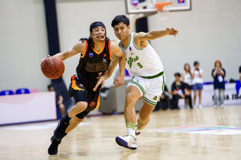 Bryan Nguyễn bị truy cản bởi cầu thủ Cantho Catfish. (Ảnh: VBA)