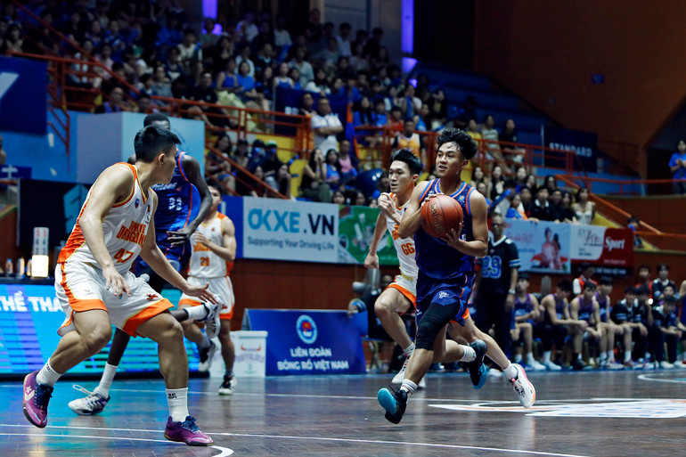 Tô Ngọc Khánh dẫn bóng đột phá. (Ảnh: VBA)