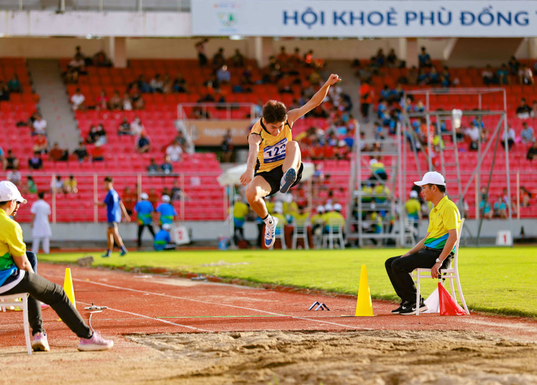 Những bước chạy và nhảy xa mang đầy năng lượng của vận động viên trẻ. Những bước chạy và nhảy xa mang đầy năng lượng của vận động viên trẻ.