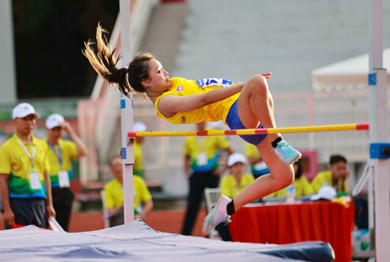 Phần thi nhảy cao diễn ra vô cùng hấp dẫn khi các vận động viên vượt qua giới hạn của bản thân. Phần thi nhảy cao diễn ra vô cùng hấp dẫn khi các vận động viên vượt qua giới hạn của bản thân.