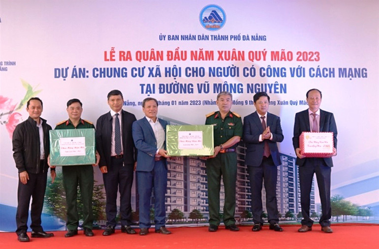 Phó Bí thư Thành ủy Đà Nẵng Lương Nguyễn Minh Triết tặng quà các đơn vị thi công Dự án xây dựng chung cư xã hội cho người có công với cách mạng tại đường Vũ Mộng Nguyên.