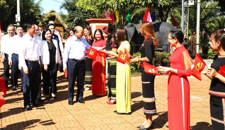 [Ảnh] Chủ tịch nước Nguyễn Xuân Phúc thăm, chúc Tết, tặng quà tại Đắk Lắk ảnh 6