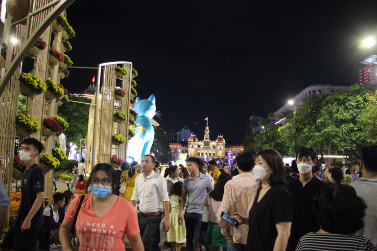 Đường hoa Nguyễn Huệ Tết Quý Mão 2023 thu hút lượng khách đến tham quan cao nhất từ trước đến nay. (Ảnh: Thế Anh)