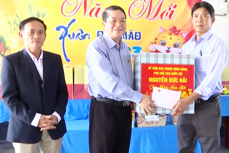 Phó Chủ tịch Quốc hội Nguyễn Đức Hải tặng quà Trung tâm Bảo trợ nạn nhân chất độc da cam/dioxin và trẻ em khuyết tật Quảng Nam. Phó Chủ tịch Quốc hội Nguyễn Đức Hải tặng quà Trung tâm Bảo trợ nạn nhân chất độc da cam/dioxin và trẻ em khuyết tật Quảng Nam.