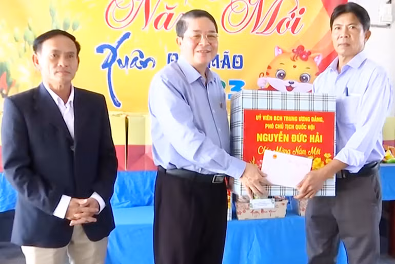 Phó Chủ tịch Quốc hội Nguyễn Đức Hải tặng quà Trung tâm Bảo trợ nạn nhân chất độc da cam/dioxin và trẻ em khuyết tật Quảng Nam.