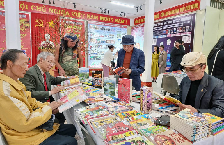 Độc giả đến với Hội báo Xuân Lâm Đồng.