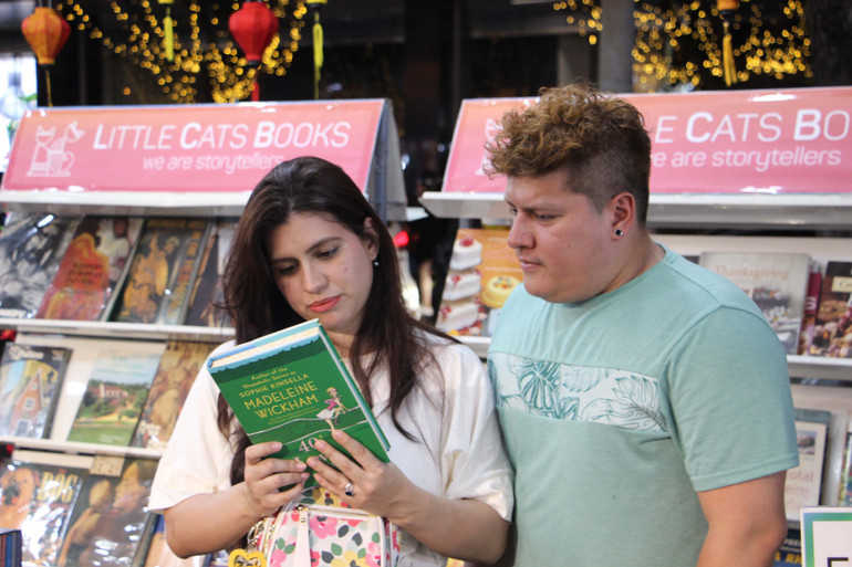 Nhiều du khách nước ngoài đến tham quan Đường sách Tết 2023. (Ảnh: Thế Anh) Nhiều du khách nước ngoài đến tham quan Đường sách Tết 2023. (Ảnh: Thế Anh)