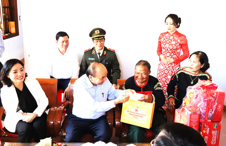 Chủ tịch nước Nguyễn Xuân Phúc tặng quà Tết cho ông Y Rô Kbuôr, thương binh 81% ở tổ dân phố 3, phường An Lạc, thị xã Buôn Hồ, tỉnh Đắk Lắk.
