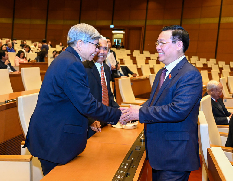 Chủ tịch Quốc hội Vương Đình Huệ với các đại biểu tại buổi gặp mặt. (Ảnh: DUY LINH)