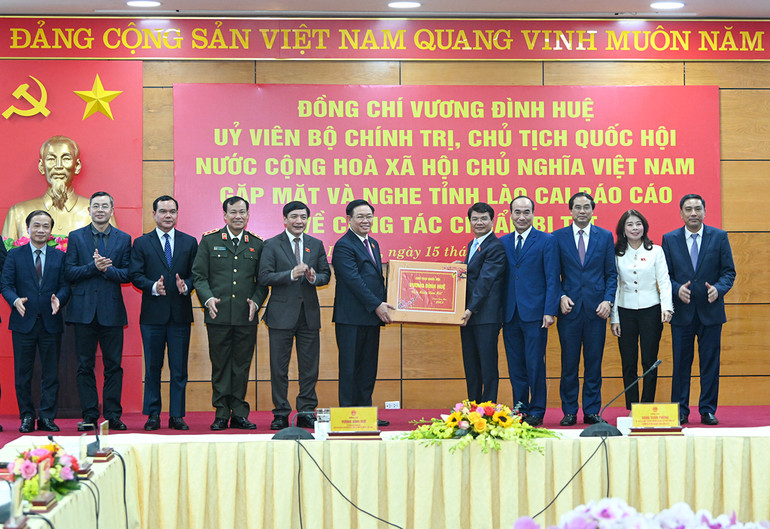 [Ảnh] Chủ tịch Quốc hội Vương Đình Huệ thăm, chúc Tết Đảng bộ, chính quyền, lực lượng vũ trang và nhân dân tỉnh Lào Cai ảnh 6