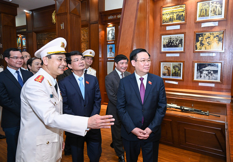 [Ảnh] Chủ tịch Quốc hội Vương Đình Huệ thăm, chúc Tết Đảng bộ, chính quyền, lực lượng vũ trang và nhân dân tỉnh Lào Cai ảnh 9