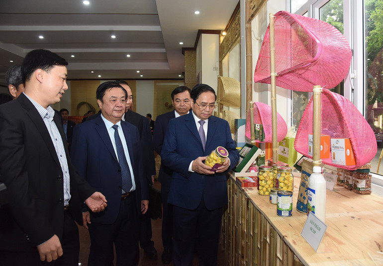 Thủ tướng Phạm Minh Chính tham quan một số gian hàng giới thiệu sản phẩm OCOP của ngành Nông nghiệp trước khi dự hội nghị.