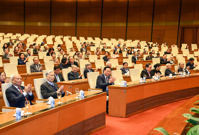 Chủ tịch Quốc hội Vương Đình Huệ cùng các đồng chí nguyên lãnh đạo Quốc hội và các đại biểu dự buổi gặp mặt. (Ảnh: DUY LINH)