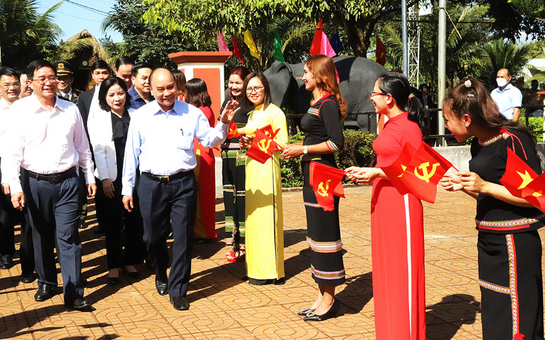 Chủ tịch nước Nguyễn Xuân Phúc thăm và chúc Tết đồng bào các dân tộc buôn Tring, phường An Lạc, thị xã Buôn Hồ, tỉnh Đắk Lắk.