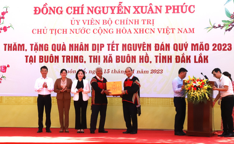 [Ảnh] Chủ tịch nước Nguyễn Xuân Phúc thăm, chúc Tết, tặng quà tại Đắk Lắk ảnh 9