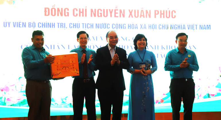 [Ảnh] Chủ tịch nước Nguyễn Xuân Phúc thăm, chúc Tết, tặng quà tại Đắk Lắk ảnh 4