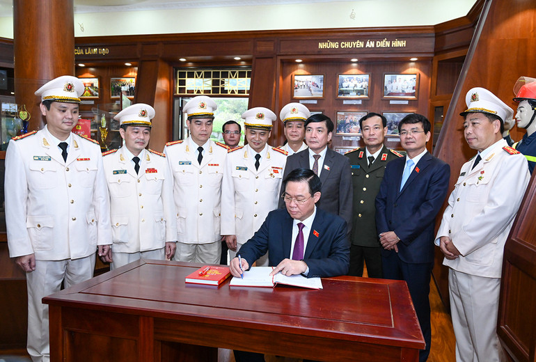 Chủ tịch Quốc hội Vương Đình Huệ ghi sổ vàng lưu niệm tại Bảo tàng Công an tỉnh Lào Cai.