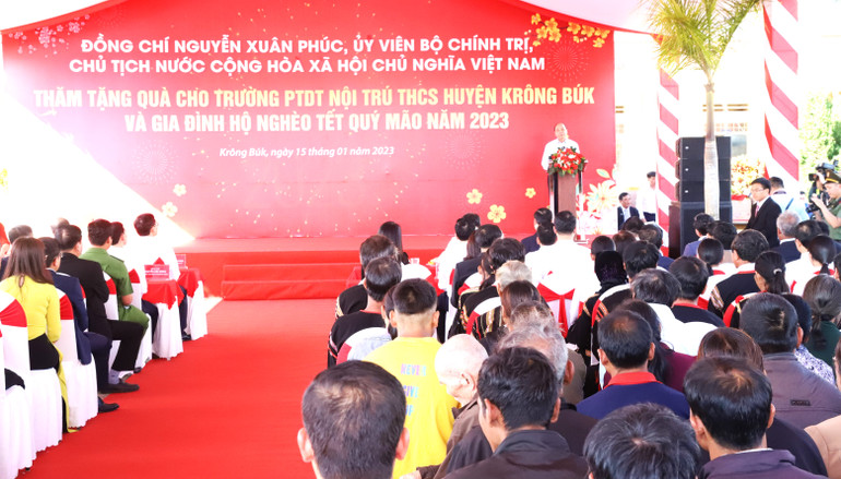 [Ảnh] Chủ tịch nước Nguyễn Xuân Phúc thăm, chúc Tết, tặng quà tại Đắk Lắk ảnh 12