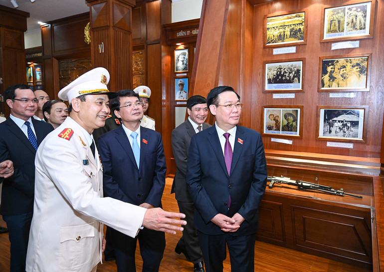 Chủ tịch Quốc hội Vương Đình Huệ và các đại biểu thăm Bảo tàng Công an tỉnh Lào Cai.