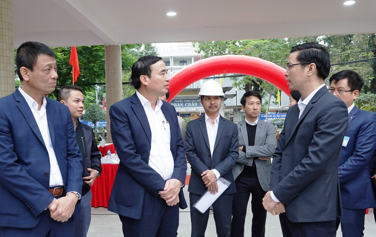 Chủ tịch UBND thành phố Đà Nẵng Lê Trung Chinh trao đổi với chủ đầu tư và các nhà thầu về tiến độ thi công dự án xây dựng nâng cấp, cải tạo Trường THPT Phan Châu Trinh.