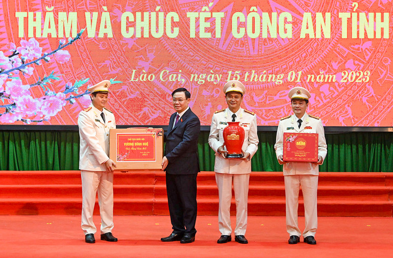 Chủ tịch Quốc hội Vương Đình Huệ tặng quà Công an tỉnh Lào Cai.