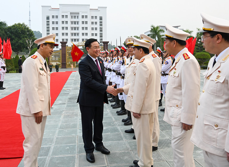 Chủ tịch Quốc hội Vương Đình Huệ với cán bộ Công an tỉnh Lào Cai.