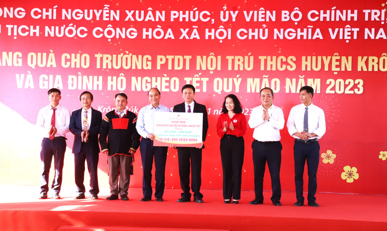 [Ảnh] Chủ tịch nước Nguyễn Xuân Phúc thăm, chúc Tết, tặng quà tại Đắk Lắk ảnh 14