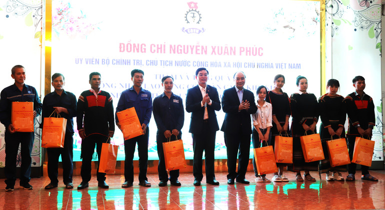 [Ảnh] Chủ tịch nước Nguyễn Xuân Phúc thăm, chúc Tết, tặng quà tại Đắk Lắk ảnh 5