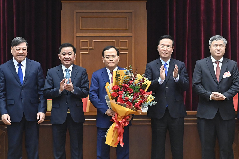 Đồng chí Ngô Văn Dụ vinh dự được trao tặng Huân chương Hồ Chí Minh. (Ảnh: ĐĂNG KHOA) Đồng chí Ngô Văn Dụ vinh dự được trao tặng Huân chương Hồ Chí Minh. (Ảnh: ĐĂNG KHOA)