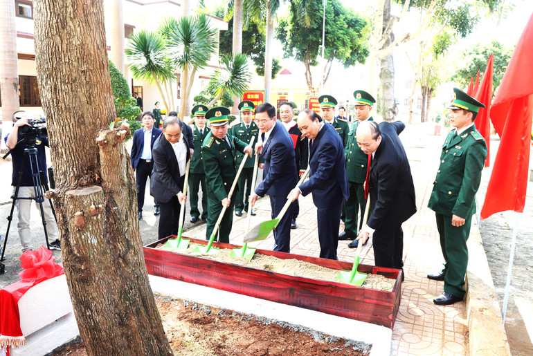 [Ảnh] Chủ tịch nước Nguyễn Xuân Phúc thăm, chúc Tết, tặng quà tại Đắk Lắk ảnh 1