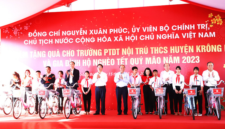 [Ảnh] Chủ tịch nước Nguyễn Xuân Phúc thăm, chúc Tết, tặng quà tại Đắk Lắk ảnh 15