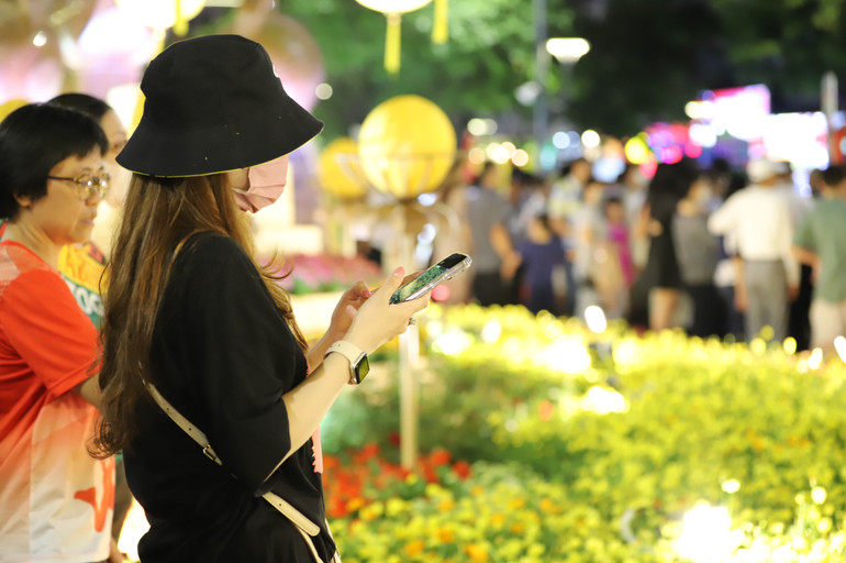 Một bạn trẻ tham quan Đường hoa Nguyễn Huệ Tết Quý Mão 2023. (Ảnh: Thế Anh)