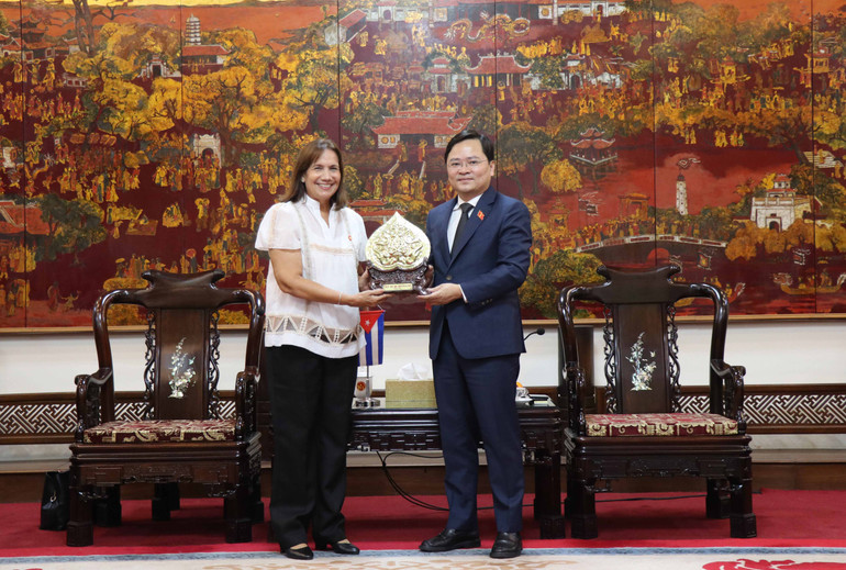 Bí thư Tỉnh ủy Bắc Ninh Nguyễn Anh Tuấn (bên phải) tặng quà lưu niệm cho bà Ana Maria Mari Machado. Bí thư Tỉnh ủy Bắc Ninh Nguyễn Anh Tuấn (bên phải) tặng quà lưu niệm cho bà Ana Maria Mari Machado.