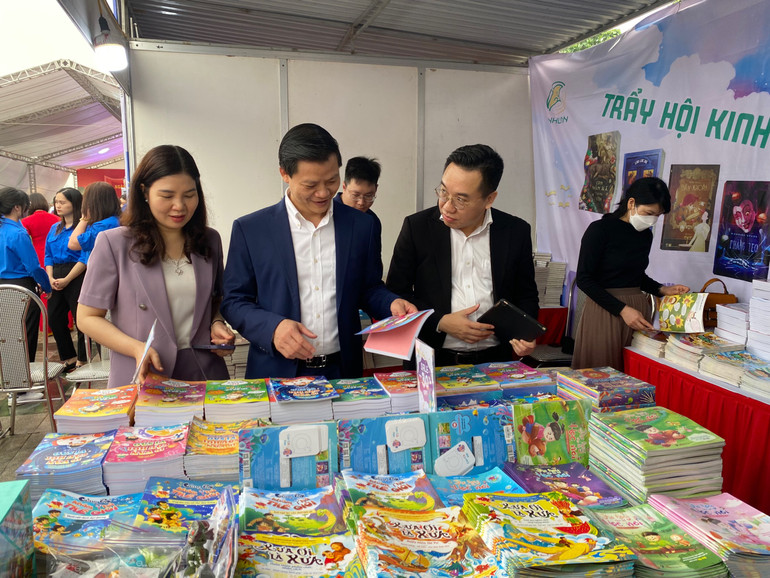 Các đại biểu tham quan gian hàng trưng bày sách.