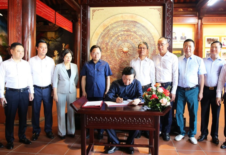 Phó Thủ tướng viết lưu niệm