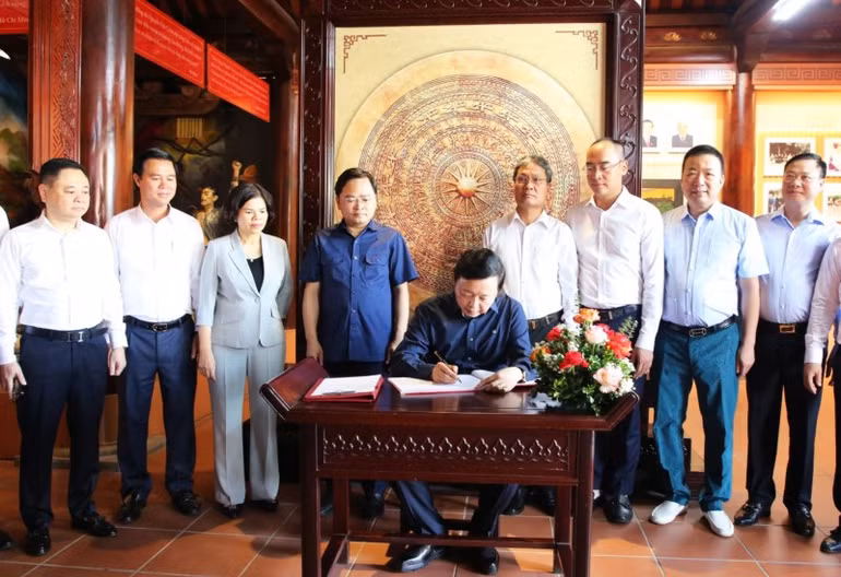 Phó Thủ tướng viết lưu niệm