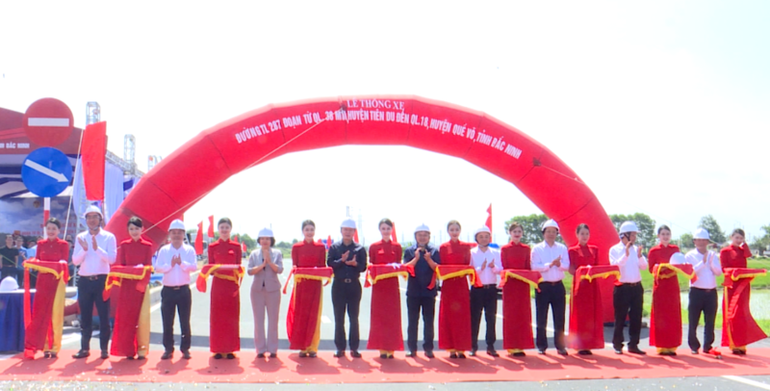 Phó Thủ tướng Trần Hồng Hà và các đại biểu cắt băng thông xe Dự án đầu tư xây dựng đường tỉnh 287.