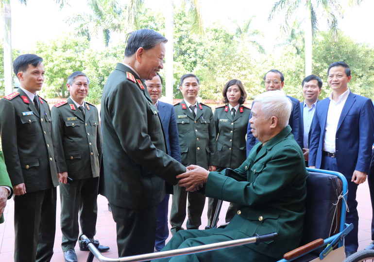 Bộ trưởng Công an Tô Lâm thăm hỏi, động viên các thương, bệnh binh tại Trung tâm điều dưỡng thương binh Thuận Thành.