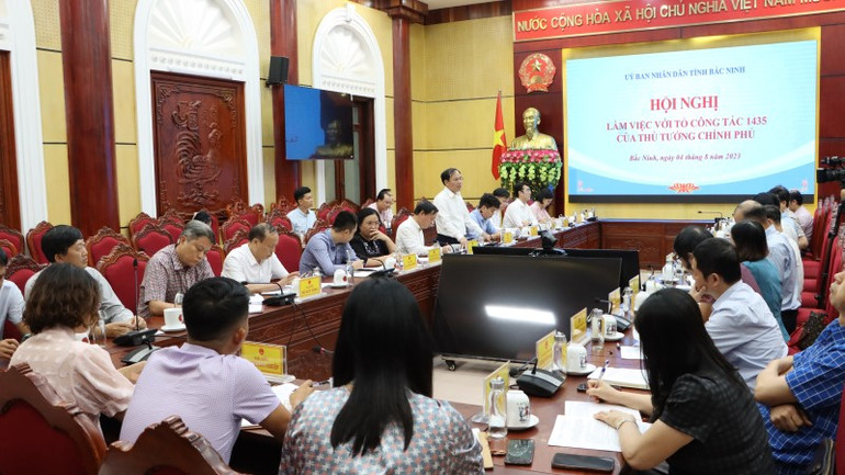 Thứ trưởng Xây dựng Nguyễn Văn Sinh phát biểu tại buổi làm việc.