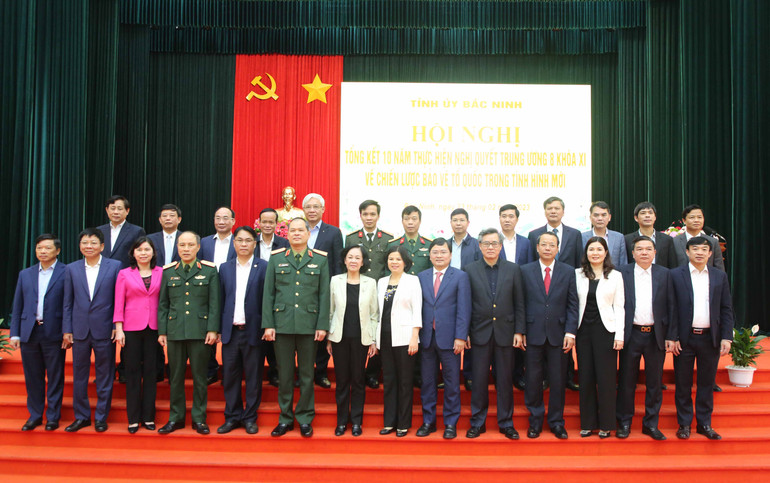 Đồng chí Trương Thị Mai chụp ảnh cùng Ban Thường vụ Tỉnh ủy Bắc Ninh.